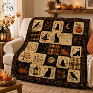 Op de afbeelding: Een rechthoekige plaid met een raster van vierkanten met herfst- en Halloween-motieven, waaronder zwarte katten, pompoenen, kraaien, een heksenhoed, een spinnenweb, een volle maan, lantaarns en ruitpatronen in oranje, zwart en crèmetinten.