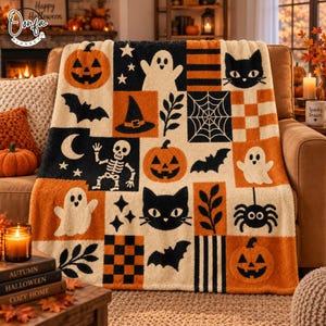 Op de afbeelding: Een pluche deken met een patchworkontwerp van Halloween-motieven, waaronder oranje pompoenen, witte spoken, zwarte katten, vleermuizen, skeletten, spinnen, spinnenwebben, manen, sterren en geblokte patronen in een zwart, oranje en crèmekleurig palet.