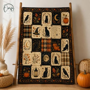 Peut inclure: Un plaid rectangulaire composé d'une grille de carrés aux motifs d'automne et d'Halloween, incluant des chats noirs, des citrouilles, des corbeaux, un chapeau de sorcière, une toile d'araignée, une pleine lune, une lanterne et du feuillage automnal.