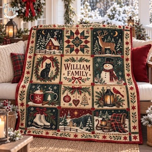 Puede incluir: Una manta rectangular con una cuadrícula de ilustraciones navideñas que incluyen una cabaña, un ciervo, un gato negro, un muñeco de nieve, tazas, adornos, un farol, patines, una iglesia y un trineo, con el texto WILLIAM FAMILY.