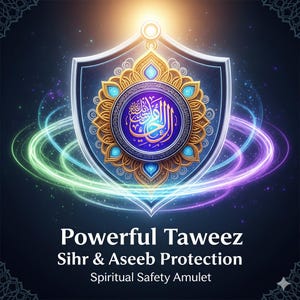 Könnte beinhalten: Ein schildförmiges Amulett mit aufwendigen Gold- und Blau-Designs, das arabische Kalligraphie im Zentrum aufweist. Der Text "Powerful Taweez, Sihr & Aseeb Protection, Spiritual Safety Amulet" ist darunter abgebildet, mit leuchtenden grünen und violetten Lichtspuren.