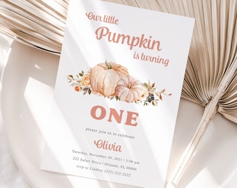 Può includere: Un biglietto bianco con un invito a una festa di compleanno di un anno a tema zucca. Il biglietto presenta un'illustrazione ad acquerello di due zucche con foglie autunnali e fiori. Il testo sul biglietto recita: "La nostra piccola zucca compie UN ANNO, unisciti a noi per festeggiare Olivia, sabato 20 novembre 2021 alle 13:00, 222 Safari Drive Orlando, FL 00000, rsvp a Lindsey (222) 222-2222."