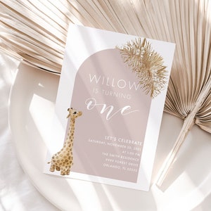 Invitación de primer cumpleaños con diseño de jirafa bohemia: plantilla editable con arco en tonos beige, rosa y verde apagados