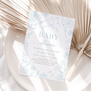 Blaue Toile de Jouy Stil Babypartyeinladungsvorlage, Blumen- und Spielzeugdesign Bearbeitbar Einladen