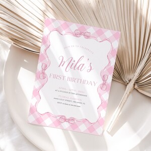 Modelo de convite para o primeiro aniversário com estampa xadrez rosa, convite editável para a festa de primeiro aniversário, convite com tema de laço
