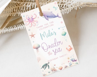 Op de afbeelding: Een lichtblauw en roze bedankkaartje met een aquarel-illustratie van zeedieren. De tekst luidt "Bedankt voor het vieren van Mila's eerste verjaardag onder de zee!"