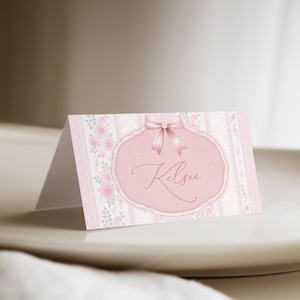 Kundenspezifische Liebes-Hütten-fantastische inspirierte Blumenspitze-Namenszelt-Karte, elegantes rosa Lebensmitteletikett für Partys, personalisierte Tisch-Platzkarte
