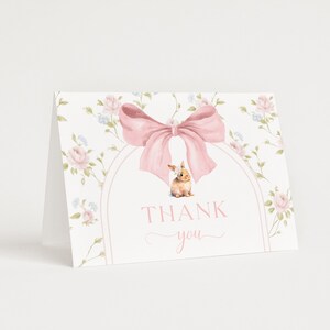 Adorable tarjeta de agradecimiento con temática de conejito, nota de agradecimiento floral imprimible, plantilla personalizable en tonos pastel.