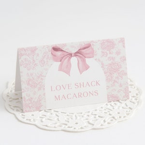 Tarjeta de presentación con nombre o comida en tela rosa elegante Love Shack, plantilla editable, decoración elegante para eventos