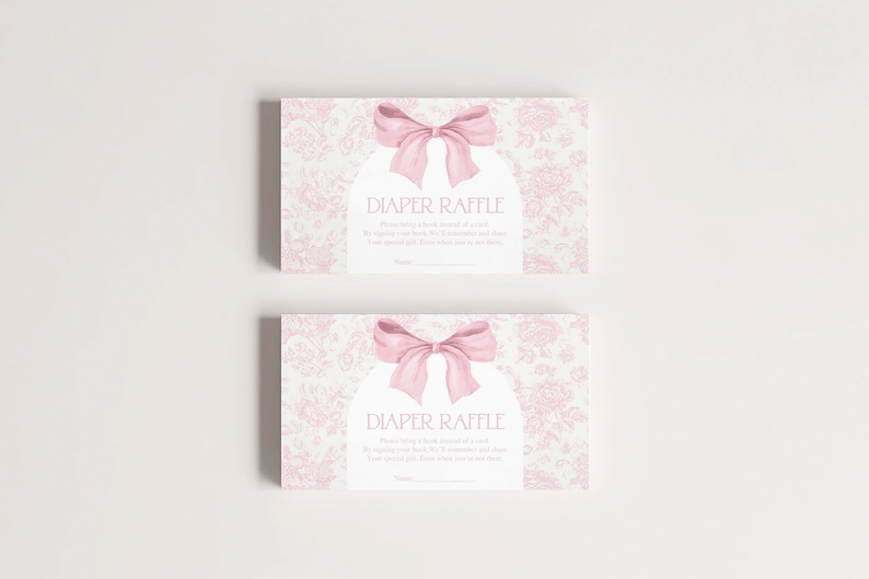 Pode incluir: Dois cart&otilde;es de rifa de fraldas rosa e branco com um la&ccedil;o rosa e um padr&atilde;o floral. O texto no cart&atilde;o diz "Rifa de fraldas". Por favor, traga um pacote novo de fraldas para nos ajudar a celebrar este presente especial. Seu presente ser&aacute; inclu&iacute;do em um sorteio.