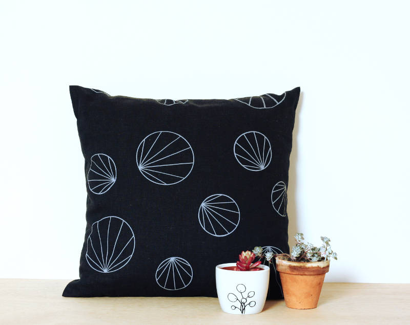 Coussin Noir et Gris Géométrique