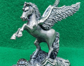 Figurka Pegaza z cyny Myth & Magic 3095 Obrońca Kryształu autorstwa Skerretta Fantasy Horse z Kryształową Kulą