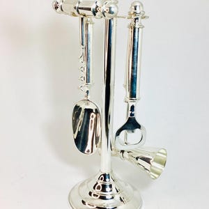 Juego de barman vintage impecable de 4 piezas en EPNS: base escalonada estilo art déco y asas tipo bala de mediados de siglo.