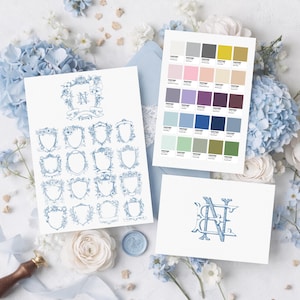 Könnte beinhalten: Weiße Schreibwaren mit blauen floralen Wappen und einer Farbpalette. Die Schreibwaren zeigen verschiedene Wappenmotive und ein Monogramm. Die Farbkarte zeigt eine Reihe von Pastell- und Juwelfarben. Das Gesamtthema ist Hochzeits- oder Event-Papeterie.