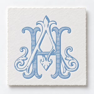 Könnte beinhalten: Eine quadratische weiße Karte mit einem tiefgeprägten, hellblauen Monogramm aus den ineinander verschlungenen Buchstaben A und H. Das Design zeigt komplexe, dekorative Schnörkel und feine horizontale Linienschattierungen auf strukturiertem Papier.