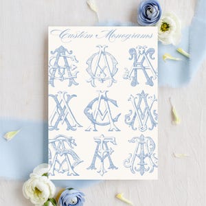 Può includere: Una carta color crema con nove design di monogrammi personalizzati in azzurro. La scritta in alto recita "Custom Monograms". I monogrammi sono ornati, con lettere intrecciate in uno stile classico. Accenti floreali e un nastro blu sullo sfondo.