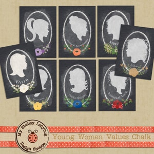 Peut inclure: Huit cartes imprimables de style tableau noir avec des images en silhouette de femmes et des motifs floraux. Chaque carte présente un mot de valeur différent, comme "Foi", "Intégrité", "Choix et responsabilité", "Connaissance", "Bonnes œuvres", "Nature divine", "Valeur individuelle" et "Vertu".