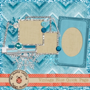 Può includere: Un modello di pagina di scrapbooking digitale con uno sfondo a motivo chevron blu e bianco. La pagina presenta tre cornici per foto, due con bordi di glitter argentati e una con un bordo blu. Le cornici sono decorate con fiocchi di neve e bottoni blu. La pagina include anche uno striscione con il testo "Vintage Blue Quick Page" e un logo per "My Shabby Ladybug Design Shoppe".
