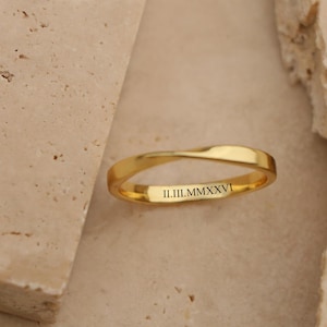 Personalized Mobius Ring,Dainty Engraved Name/Date Ring,Anniversary Gift for her,Memorial Band Ring,Minimalist Ring,Curved Band Ring
