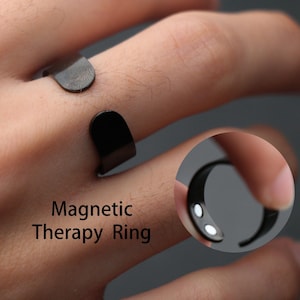 Puede incluir: Un juego de tres tazas de cerámica con un esmalte moteado de color crema. Cada taza presenta un diseño pintado a mano diferente: una hoja azul y verde, una flor amarilla y una baya roja. Las tazas tienen un diseño simple y moderno.