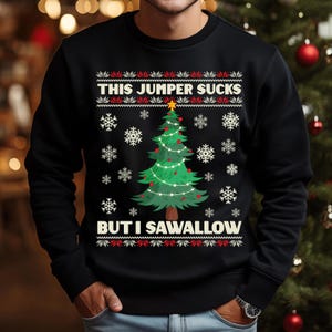 Den här tröjan suger men jag sväljer rolig jultröja, vuxen humor jultröja, hoodie, t-shirt och mugg festlig offensiv skjorta