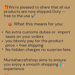 Puede incluir: Texto sobre un fondo beige que anuncia noticias importantes para compradores de EE. UU., con detalles sobre env&iacute;os libres de impuestos. El texto destaca beneficios como la ausencia de aranceles aduaneros adicionales.