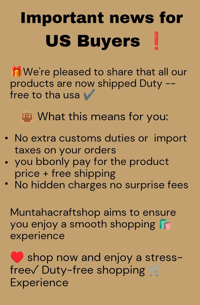 Puede incluir: Texto sobre un fondo beige que anuncia noticias importantes para compradores de EE. UU., con detalles sobre env&iacute;os libres de impuestos. El texto destaca beneficios como la ausencia de aranceles aduaneros adicionales.