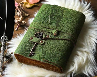 Diario de cuero con flores de jardín hecho a mano, cuaderno de brujería, libro de sombras, cuaderno de bocetos vintage hecho a mano, llave antigua, papel con bordes desbarbados, regalo