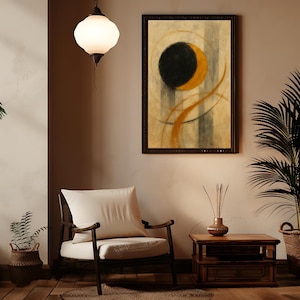 Peut inclure: Tableau abstrait encadré avec un cercle noir et un croissant jaune. La peinture présente des rayures verticales grises et beiges avec des lignes courbes jaunes. Un fauteuil blanc, une table d'appoint en bois et une lampe suspendue sont également visibles.