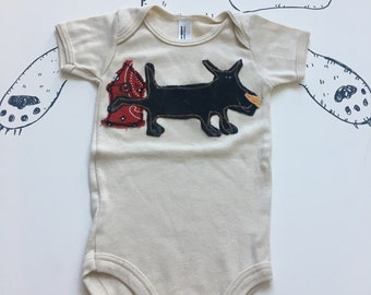 3-6MO. Chien soulevant sa jambe Onesie