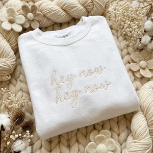 Hey Now Hey Now besticktes Sweatshirt, süßer, individuell gestalteter Rundhalsausschnitt in Schreibschrift, minimalistischer, kuscheliger Pullover im ästhetischen Stil, Geschenkidee für Popkultur-Fans