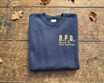 Resident Evil Inspiriert Gesticktes Sweatshirt, RPD Sweatshirt, RE2 Gemütlicher Horror, Waschbär Polizei Leon, Umbrella Corporation Sweatshirt, Gamer Geschenk