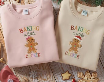 Baking a Little Cookie Besticktes Sweatshirt, Lebkuchen Schwangerschaftspullover, Urlaub Mutterschaft Rundhalsausschnitt, Festliches Weihnachtsgeschenk