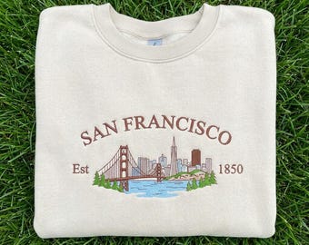 Sudadera vintage bordada de San Francisco, cuello redondo con el horizonte del Puente Golden Gate, recuerdo retro de California, regalo acogedor en tonos tierra.