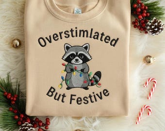 Lustiges Weihnachtswaschbären besticktes Sweatshirt, überreiztes aber festliches Sweatshirt, Weihnachtslichter Rundhalsausschnitt, festliches Winterstickereigeschenk