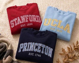 Anpassad collegetröja broderad, universitetshals med gingham-applikation, vintage skoltröja med matchdagsmönster, personlig examensgåva