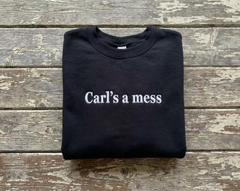 Carls a Mess besticktes Sweatshirt, Sommer Haus inspiriert Sweatshirt, lustiges Zitat bestickter Rundhalsausschnitt, Cant Right Now Hoodie, Humor Geschenk