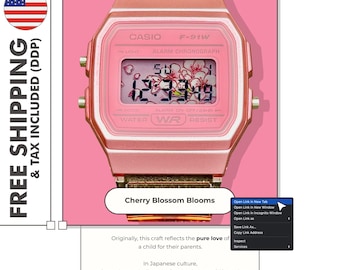 Puede incluir: Un reloj digital Casio F-91W de color rosa con un patrón floral de flores de cerezo en la pantalla. El reloj tiene una caja rectangular con botones laterales, una pantalla digital y el texto CASIO F-91W ALARM CHRONOGRAPH WATER RESIST.