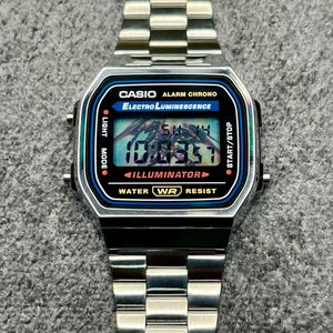 Puede incluir: Juego de tres tazas de cerámica con acabado mate moteado. Las tazas son de color crema, gris claro y gris oscuro. Cada taza tiene un diseño simple y minimalista, ideal para café o té.