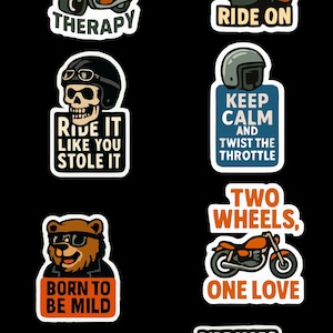 Puede incluir: Una colección de pegatinas con temática de motocicletas con varios diseños y texto. Las pegatinas presentan ilustraciones de motocicletas, calaveras, osos y frases como "Ride On", "Two Wheels, One Love" y "Wheelie Busy."