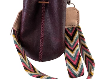 Mini-Mochila-Tasche aus burgunderrotem Leder