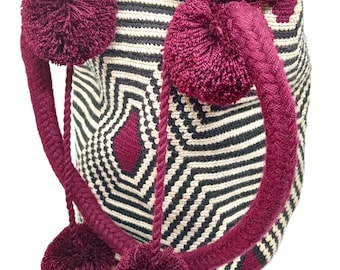 Burgunderrote Mochilas mit Wayuu-Muster