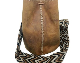 Mochila Wayuu aus braunem Leder – handgefertigte Schultertasche –