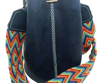 Marineblaue Ledermochila – handgefertigt