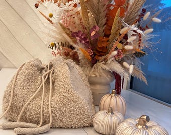 knitted shopper made of bouclé yarn with wool inserts