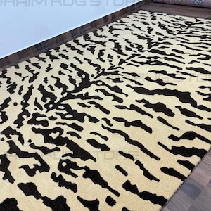 Hand Tufted Animal Print Rug – Modern Black and Cream Tiger Pattern Carpet – Bold Abstract Statement Rug for Living Room Bedroom