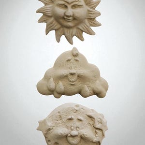 Puede incluir: Tres esculturas de pared beige y caprichosas. La superior es un sol sonriente con rayos puntiagudos. Debajo, una nube con gotas de lluvia, y en la parte inferior, una luna sonriente con cráteres. Estas piezas decorativas añaden un toque de fantasía.