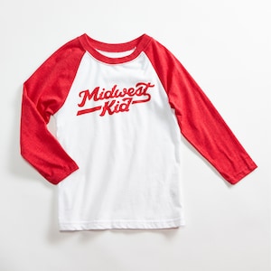 T-shirt raglan vintage unisexe pour enfant Midwest Kid. T-shirt de baseball 3/4 pour enfants Triblend blanc/rouge. Chemise pour garçon et fille