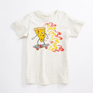 Puede incluir: Una camiseta blanca con un gr&aacute;fico de una rebanada de pizza en una patineta con llamas detr&aacute;s. La rebanada de pizza tiene una cara y lleva zapatos.