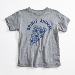 Pizza is my Spirit Animal Kids T-shirt Triblend Grey. Koszulka dziecięca unisex vintage. Zabawna koszulka z jedzeniem i przekąskami dla dziewczynek i chłopców.